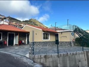 a house with a fence in front of it at Mocha Studio in Machico
