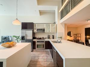 Η κουζίνα ή μικρή κουζίνα στο Sleek 1BR Loft in Luxury High-Rise - 103 - GL