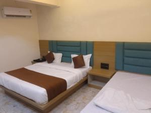 Postel nebo postele na pokoji v ubytování HOTEL KONARK in