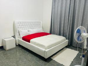 Una cama o camas en una habitación de Ssanyu apartment