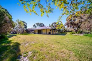 Vườn quanh Grand 6BR Farmstay in Airport Coogee Beach&Fremantle