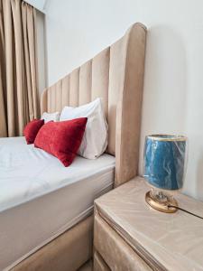 Una cama con almohadas rojas y blancas. en Luxury Renovated Apartment in Agadir, en Agadir 17 fotos más