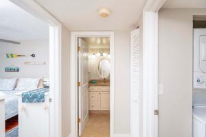 une chambre avec un lit et un miroir dans l'établissement Deluxe Ocean View Townhouse Condo C-38, à Saint Augustine Beach