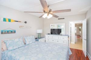 un salon avec un canapé et un ventilateur de plafond dans l'établissement Deluxe Ocean View Townhouse Condo C-38, à Saint Augustine Beach