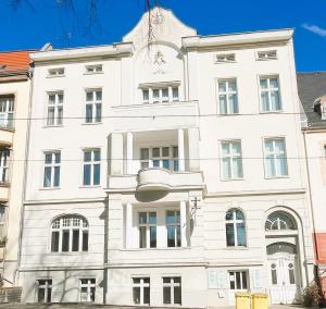 a large white building with windows on a street at 170qm 3 Schlafzimmer 2 Parkplätze 2 Bäder in Frankfurt/Oder
