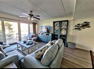 un salon avec un canapé et une table dans l'établissement Pier Point South Ocean View Townhouse Condo D-45, à Saint Augustine Beach 9 autres photos