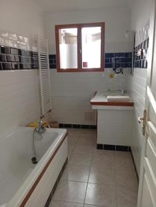 bagno con vasca e 2 lavandini di Pavillon de Diane, Le Malesherbois a Gollainville Altre 24 foto