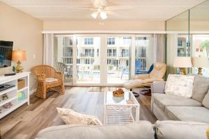 un salon avec un canapé et une table dans l'établissement Pier Point South Ocean View Townhouse Condo B-23, à Saint Augustine Beach