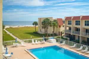 une image d'une piscine dans un complexe hôtelier dans l'établissement Pier Point South Ocean View Townhouse Condo B-23, à Saint Augustine Beach