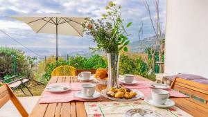 - une table en bois avec un bol de fruits dans l'établissement Casa Bella vista, à Vallecchia