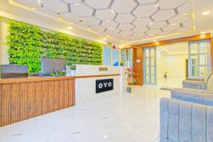 una hall con ufficio e parete verde di Super Townhouse Melody Mings a Upal