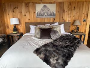 Postel nebo postele na pokoji v ubytování Classy Bear Cabin