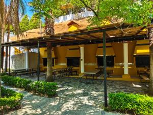 a building with tables and chairs in a courtyard at Campestre La Fuente in Monterrey