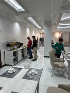 Un grupo de personas de pie en una cocina. en Hotel Ark Premium, en Bukhara