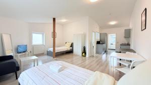 a living room with a bed and a desk at Monteurwohnung Brunsbüttel zentrale Lage mit Parkplatz & Schleusenblick in Brunsbüttel