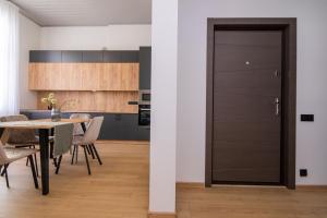 cocina y comedor con puerta negra en Prime Business Apartments Cherkaska, en Petropavlovskaya Borshchagovka