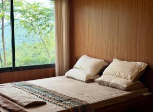 Lương SơnにあるMK Homeの窓のある部屋に枕が2つ置かれたベッド +19枚の写真