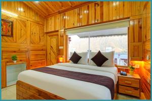 Ένα ή περισσότερα κρεβάτια σε δωμάτιο στο Hotel ! Ambience Peachwood !! Resort Nainital with -Restaurant -Parking -Mountain View -Hustlefree -noisefree -playingarea #wifi - Near Bohra kot Ram Garh Park- A Premium Hotel In Nainital