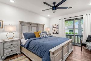 een slaapkamer met een bed en een plafondventilator bij Modern 2BR Townhouse - Near Bike Trails & Golf in Dug Hill