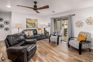 een woonkamer met een leren bank en stoelen bij Modern 2BR Townhouse - Near Bike Trails & Golf in Dug Hill