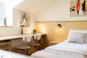 una habitación de hotel con una cama y un escritorio en Embassy Studio 303, en Vilna