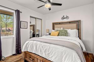 een slaapkamer met een groot bed met een plafondventilator bij Modern 2BR Townhouse - Near Bike Trails & Golf in Dug Hill