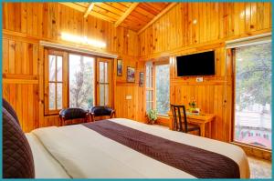 Μια τηλεόραση ή/και κέντρο ψυχαγωγίας στο Hotel ! Ambience Peachwood !! Resort Nainital with -Restaurant -Parking -Mountain View -Hustlefree -noisefree -playingarea #wifi - Near Bohra kot Ram Garh Park- A Premium Hotel In Nainital