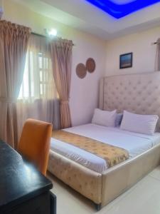 un dormitorio con una cama y una ventana en Joy studio apartment lekki phase 1, en Araromi