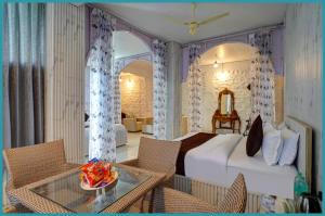 Χώρος καθιστικού στο Hotel ! Ambience Peachwood !! Resort Nainital with -Restaurant -Parking -Mountain View -Hustlefree -noisefree -playingarea #wifi - Near Bohra kot Ram Garh Park- A Premium Hotel In Nainital