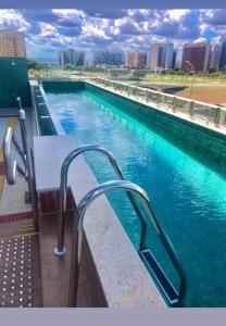 una piscina en la azotea de un edificio en Alvorada Hotel - Eixo Monumental, en Brasilia