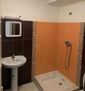 Koupelna v ubytování 3BR Apt-2 Bath & Cozy Living