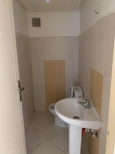 Koupelna v ubytování 3BR Apt-2 Bath & Cozy Living