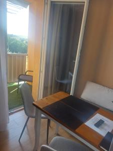 a room with a table and chairs and a window at New Selina Byt in Levoča