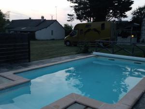 - une piscine dans une cour avec une réserve naturelle en arrière-plan dans l'établissement La tiny house au cœur de la nature, à Saint-Roch