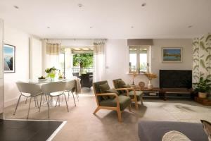 Televisyen dan/atau pusat hiburan di Modern Cotswolds lakeside retreat spa and pool