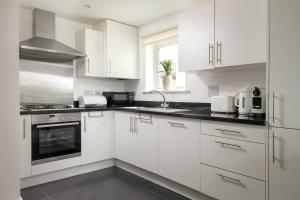 Dapur atau dapur kecil di Modern Cotswolds lakeside retreat spa and pool +15 gambar