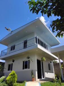 Casa blanca con balcón en Villas Oasis Verde, en Salcoatitán