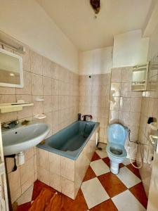 Ένα μπάνιο στο Beach apartment 5 min walk