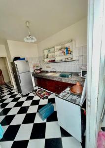 Η κουζίνα ή μικρή κουζίνα στο Beach apartment 5 min walk +3 φωτογραφίες