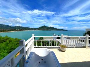 d'une baignoire sur un balcon avec vue sur l'océan. dans l'établissement Jaokhun Bayview Kamala, Phuket, à Kamala Beach 22 autres photos