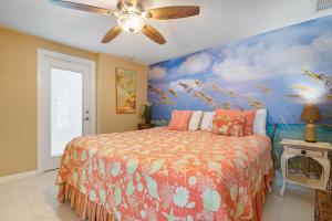 una camera da letto con un letto e un ventilatore a soffitto di Waterfront Paradise a Holmes Beach Altre 33 foto