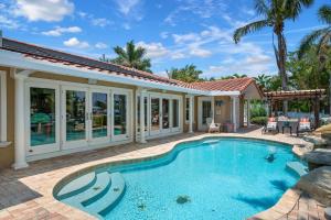 una piscina davanti a una casa di Waterfront Paradise a Holmes Beach