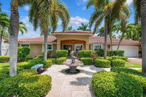 una casa con una fontana e delle palme di Waterfront Paradise a Holmes Beach