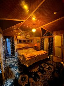 Un dormitorio con una cama grande en una habitación. en Houseboat Parimahal Deluxe, en Srinagar