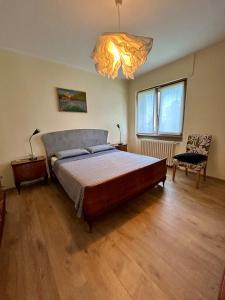 a bedroom with a large bed and a chandelier at Casa Antonia in Sacco