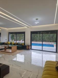 La alberca dentro o cerca de Villa Paradis Fès