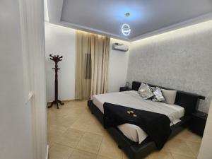 Una cama o camas en una habitación de Villa Paradis Fès 24 fotos más