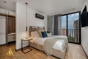 Ένα ή περισσότερα κρεβάτια σε δωμάτιο στο Morph 1202 - Stylish City Living: Modern Apt +39 φωτογραφίες