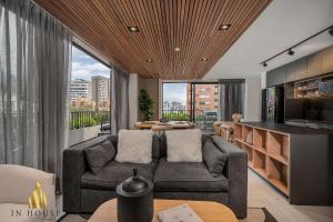 Μια τηλεόραση ή/και κέντρο ψυχαγωγίας στο Morph 1202 - Stylish City Living: Modern Apt