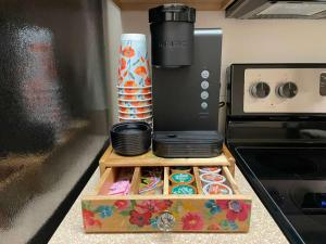 Η κουζίνα ή μικρή κουζίνα στο New In City Comfort Condo Getaway